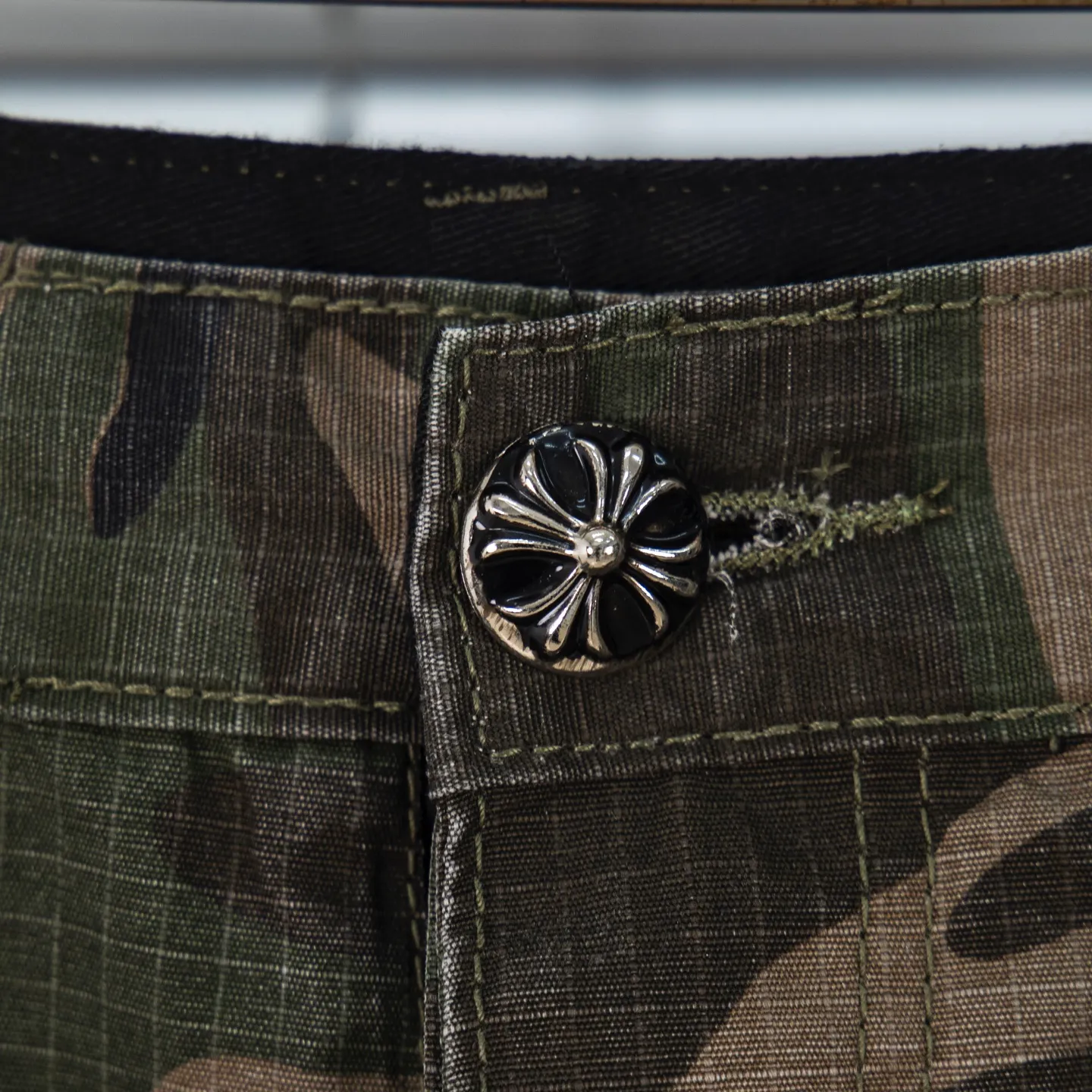 P260 Chrome hearts CH Chrome hearts new silver camouflage three-dimensional pocket overalls Chrome hearts is a top brand in the fashion world, and these pants are one of the best. It uses the classic Levi's jeans bottom panel, which has been carefully disassembled and spliced. The washed effect is natural, showing a unique retro charm. The pants are based on camouflage and are paired with cross patches, which have a great visual impact. These patches are exquisitely crafted and have a luxurious feel. The hardware accessories are ultra-exquisite. The placket buckle is made of silver, hand-polished and painted with distressing liquid. The main buckle has a three-dimensional cross flower shape. The six-pointed star screws and hand-cut leather washers on the back are full of details, which are both beautiful and durable. Style number: 1731# Color: Camouflage Size: 28 30 32 34 36